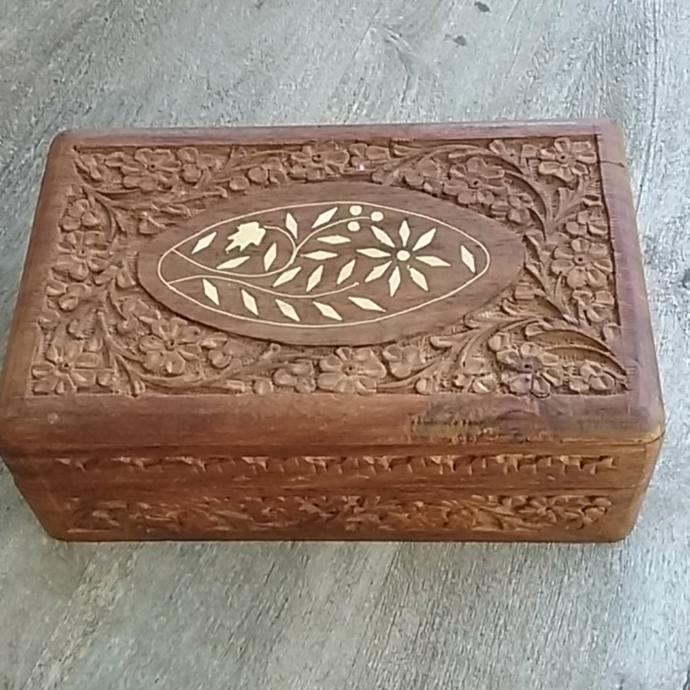 Wood handcrafted hinged box